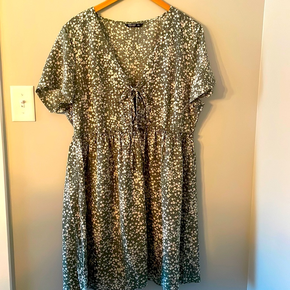 2X green & white tie front dress